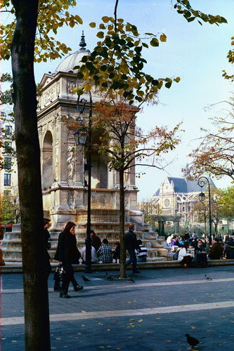 Paryu017c 11.10.96 Pl.Vendome - Palais Royal - 04 - Fontanna Niewiniatek.jpg