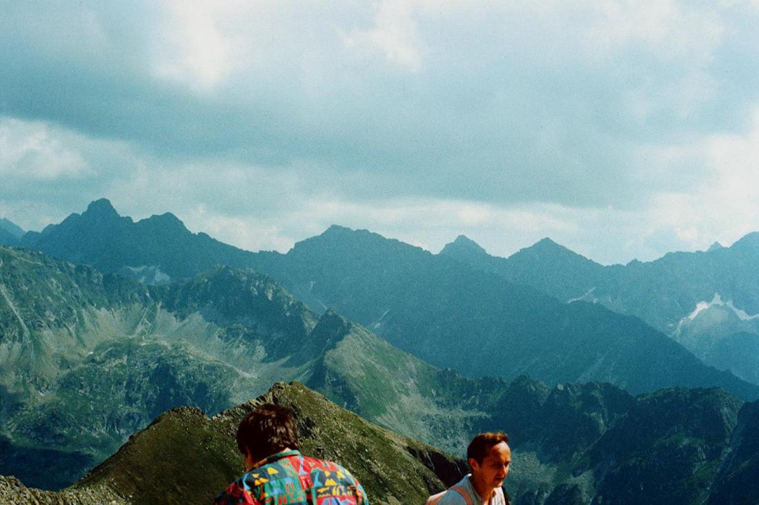 Tatry 1991-film3-s35-widok z Zawratu w strone Koprowego Wierchu